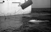 NIS Zund 1973 przy rufie holowany pojazd podwodny