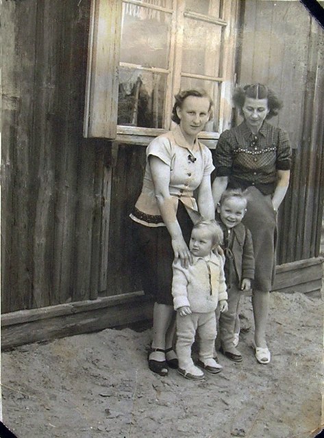 1954 - późną wiosną k. baraku na Oksywiu