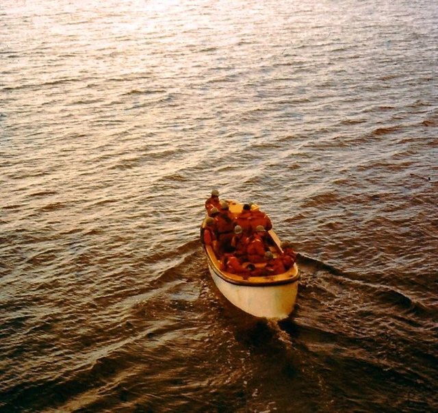 1986r. szalupowanie pomiędzy statkami na wodach Alaski (m/t Bogar)
