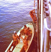 1986r. szalupowanie pomiędzy statkami na wodach Alaski