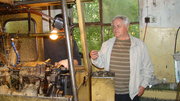 25.06.2009 Radosław Szepiłło wraz z synem w swoim warsztacie przy tokarni automatycznej