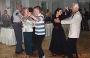 Ińsko (2002) - Sympozjum. prof. J. Świniarski dziarsko prowadzi wielbiącą taniec Basię.