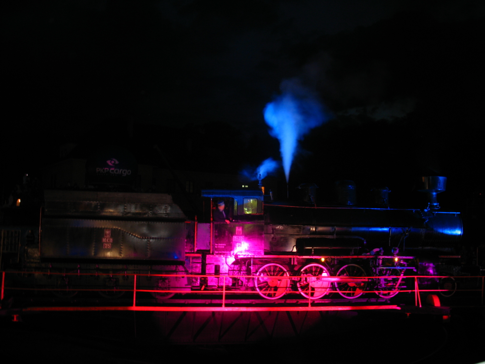 Tr12-25 w czasie nocnego pokazu "Światło, para i dźwięk"
