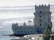 widok na Torre de Belem z pomnika Odkrywców