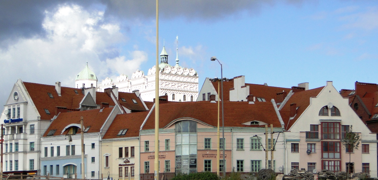 słońcem podświetlono mury zamkowe